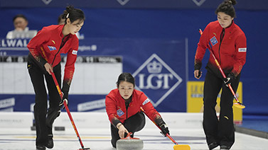 杜兰特泪洒赛场！太阳队奢侈税领跑，却与季后赛渐行渐远.